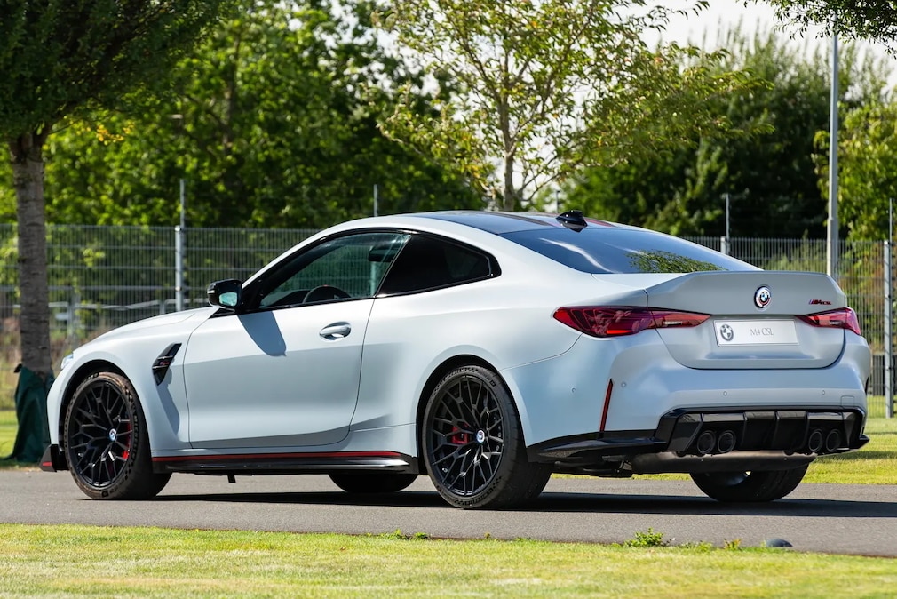 BMW M4 CSL Coupé G82 stehend von schräg hinten