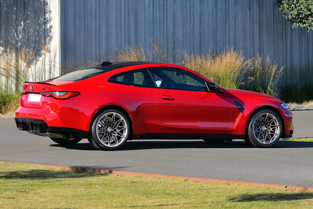 BMW M4 Coupé G22 stehend von schräg hinten
