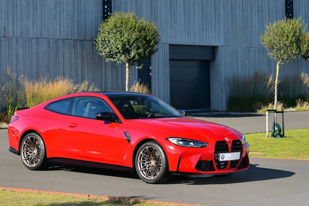 BMW M4 Coupé G22 stehend von schräg vorn