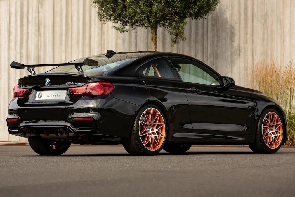 BMW M4 GTS Coupé F82 stehend von schräg hinten