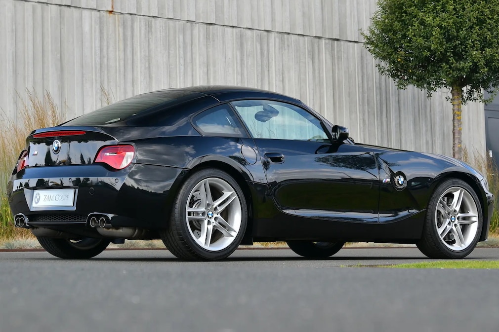 BMW Z4 M Coupé stehend von schräg hinten
