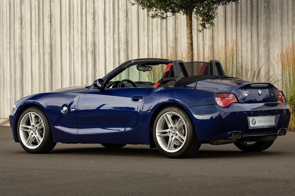 BMW Z4 M Roadster stehend von schräg hinten