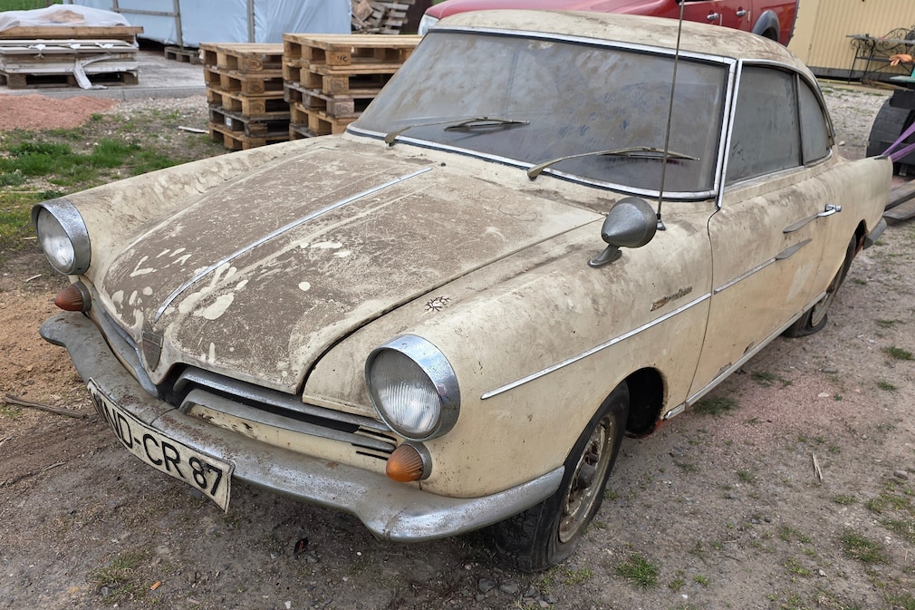 Verstaubtes NSU Prinz Coupé stehend von schräg vorn