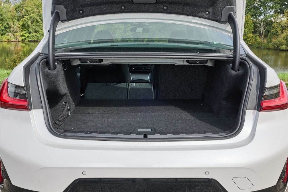 BMW 330e xDrive Limousine