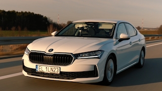 Skoda Superb 2.0 TDI fahrend während des Reichweitenrekords