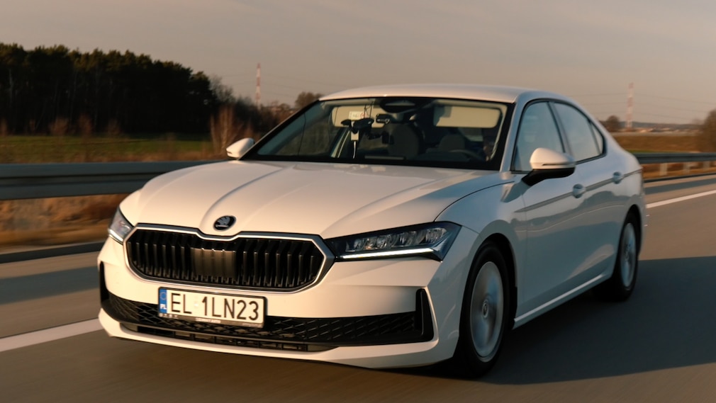 Skoda Superb 2.0 TDI fahrend während des Reichweitenrekords