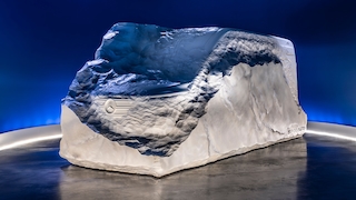 Eine halb fertige Mercedes Sprinter-Skulptur dient als Teaser