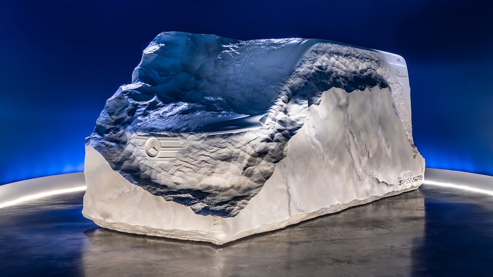 Eine halb fertige Mercedes Sprinter-Skulptur dient als Teaser