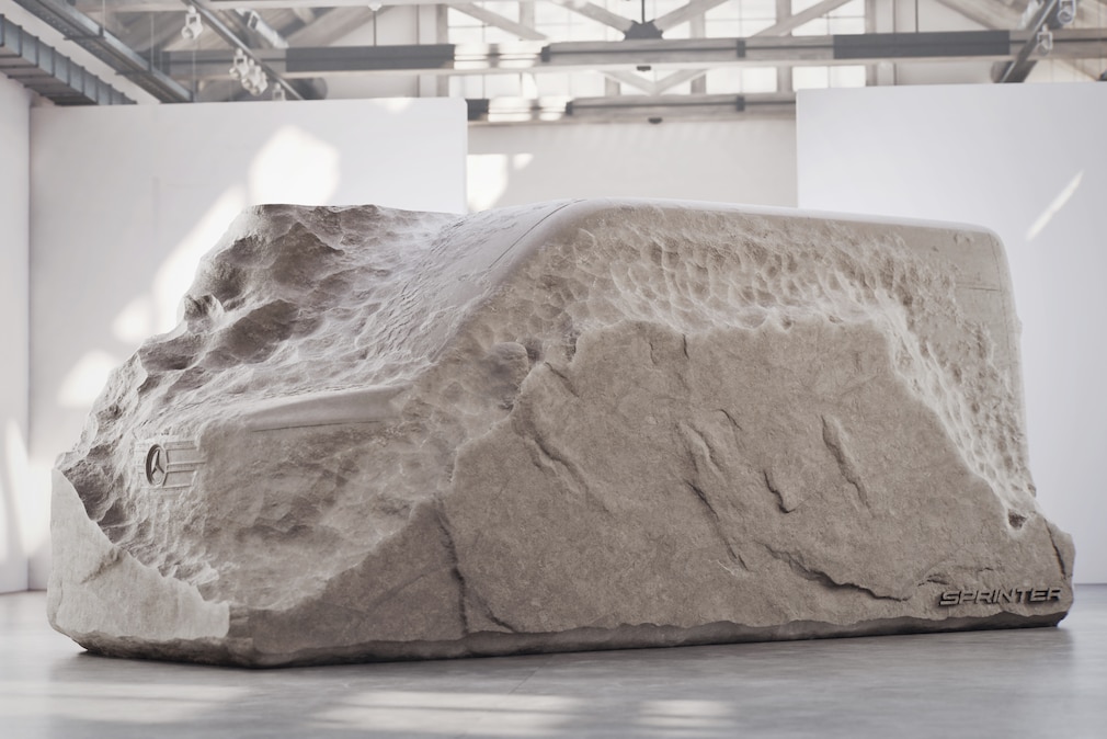 Heckdetail der Mercedes Sprinter-Skulptur im Profil
