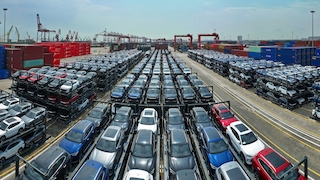 Elektroautos im Hafen von Taicang (China)