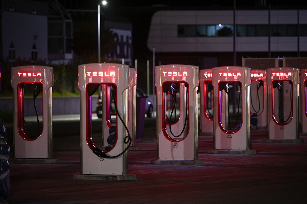 Tesla Supercharger in Merklingen (Kreis Ulm) Schnelladestation Ladepark