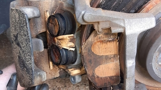 Mercedes GLE fährt mit Holzklötzen