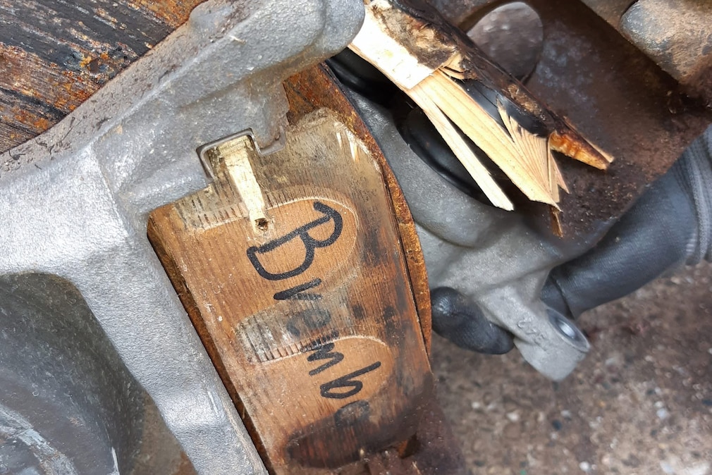 Mercedes GLE fährt mit Holzklötzen