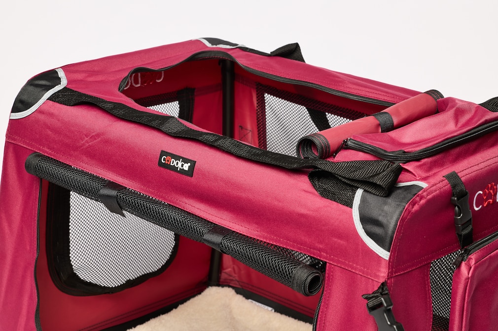 Perspektivische Detailaufnahme der geöffneten Top- und Seitenöffnung des Preis-Leistungssiegers.