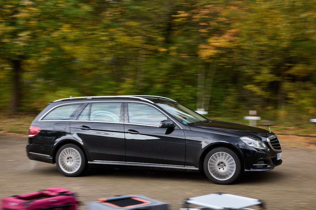 Seitenansicht: Vorbeifahrt Mercedes W212 bei Fahrmanövern.