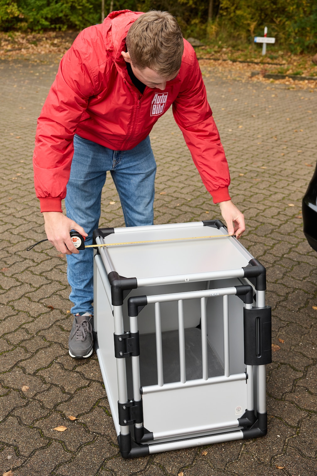 Testsituation: eine Person nimmt die Maße der Hundeboxen