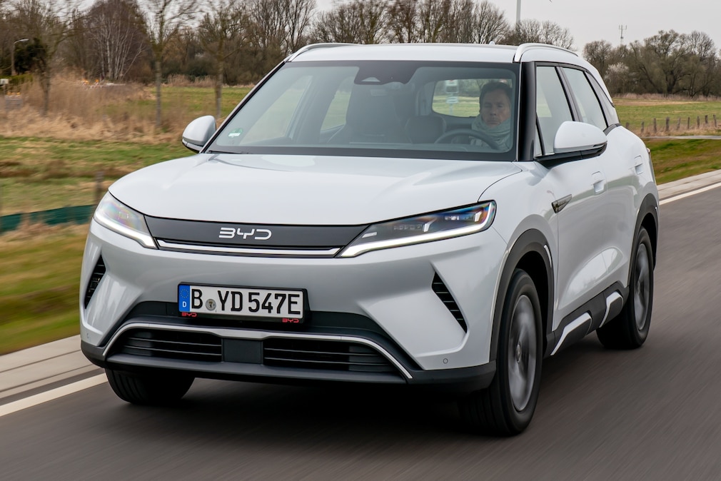BYD Atto 2 in Silber fährt auf der Landstraße.