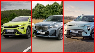 Drei kompakte Elektro-SUV: Škoda Elroq, BMW iX1 und Kia Niro EV in Fahrt nebeneinander.