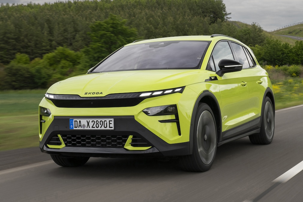 Giftgrüner Skoda Elroq RS fährt auf der Landstraße.