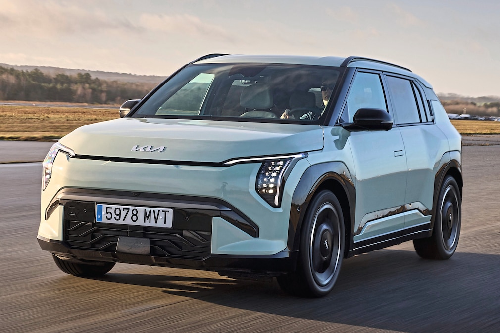 Kia EV3 fährt auf der Landstraße.