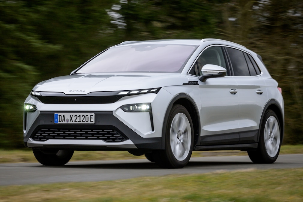 Skoda Elroq in Weiß fährt auf der Landstraße.