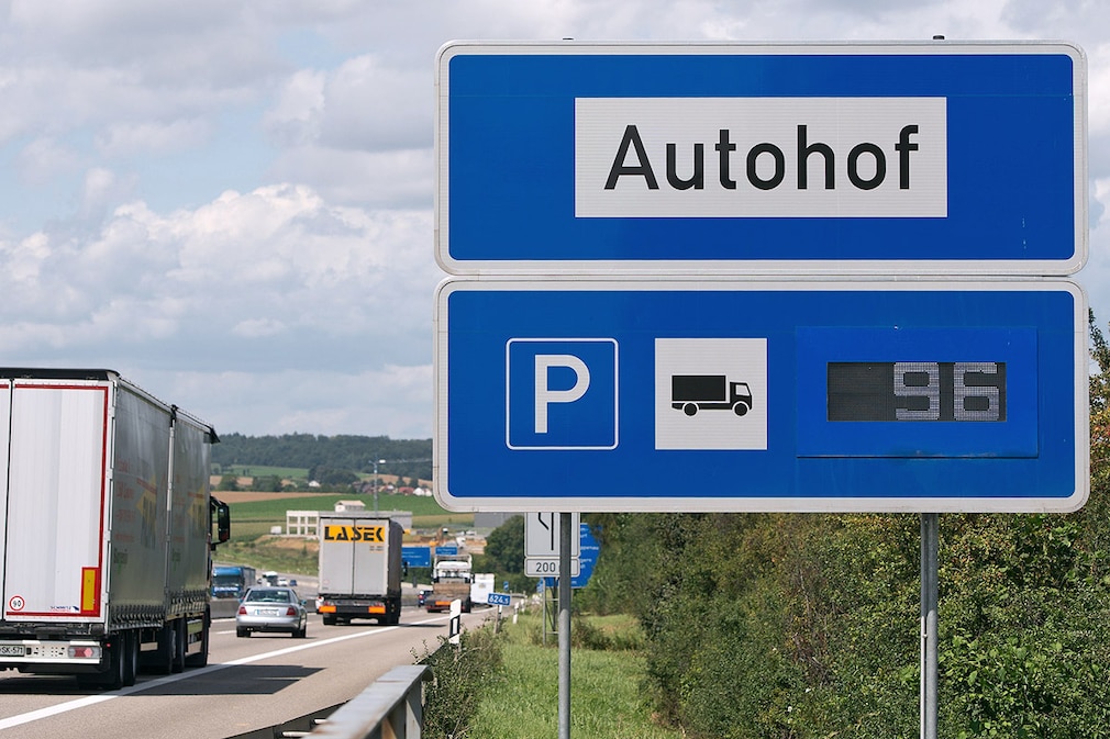 Ein Hinweisschild zur Unterstützung des telematischen LKW-Parkens mit der Aufschrift Autohof steht am 11.08.2014 auf der Autobahn 6 bei Bad Rappenau und zeigt die verfügbaren Stellplätze für LKWs auf dem nächsten Autohof an