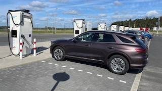 Schnellladen in Evendorf (Niedersachsen) an der A7 am Ladepark von Total Energies