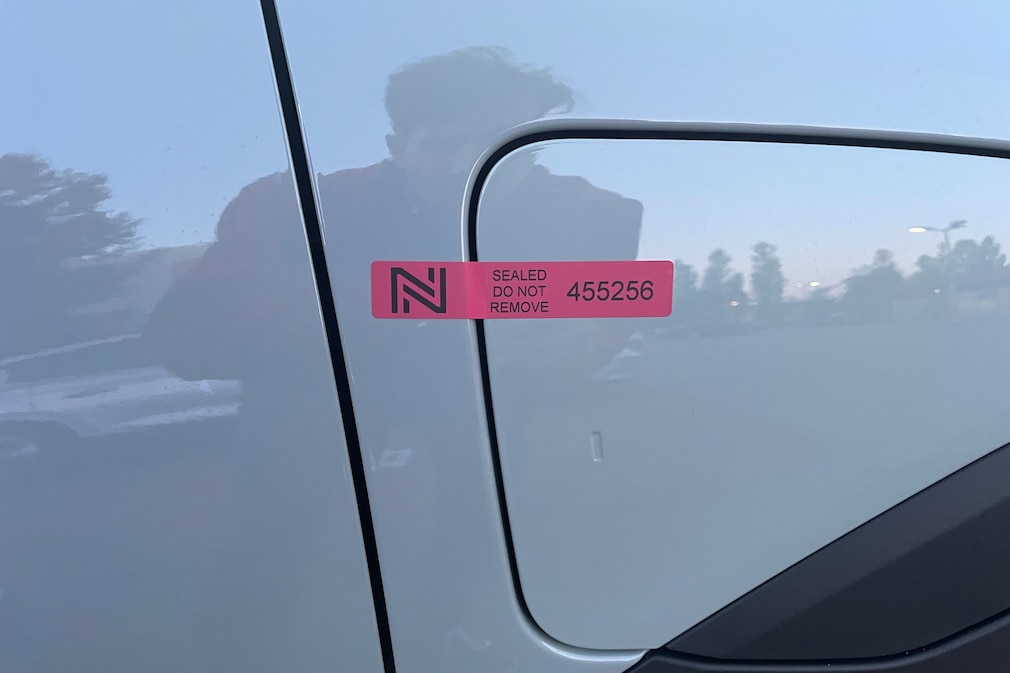 Versiegelte Ladeklappe beim Kia EV4