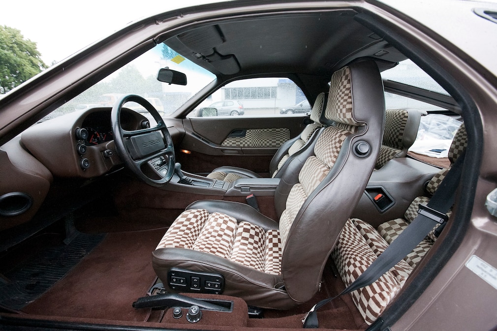 Innenraum des Porsche 928 mit Pascha-Ausstattung, Weitwinkelfoto von der Seite