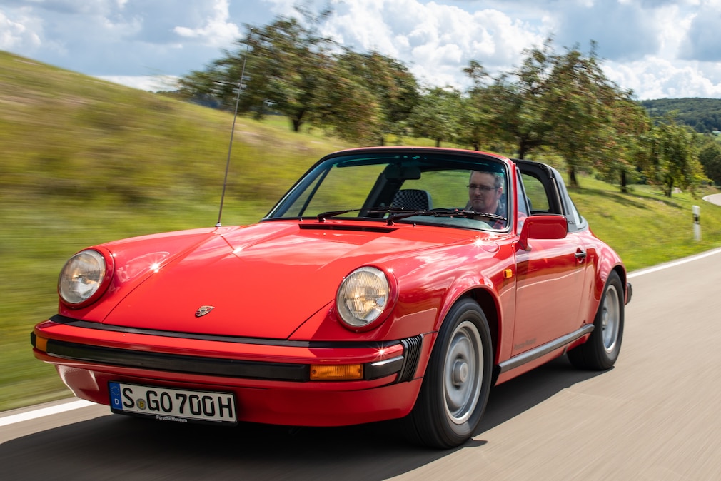 Porsche 911 SC Targa G-Modell Baujahr 1967 fahrend schräg von vorn