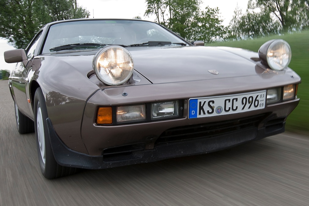 Porsche 928 Baujahr 1983 fahrend schräg von vorn