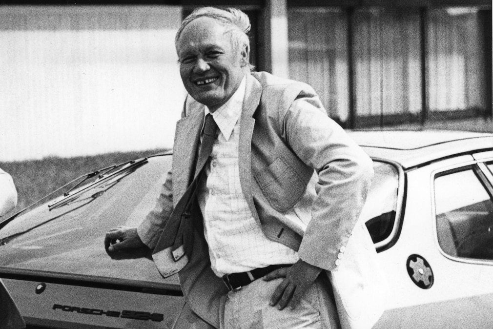 historisches Schwarzweißfoto von Erich Strenger an einem Porsche 924
