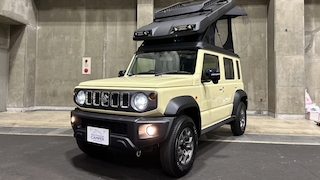 Suzuki Nomad Pop Camperumbau mit Aufstelldach in einer Halle.