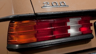 Mercedes 200 (W 123), Typenschild "200" am Heck