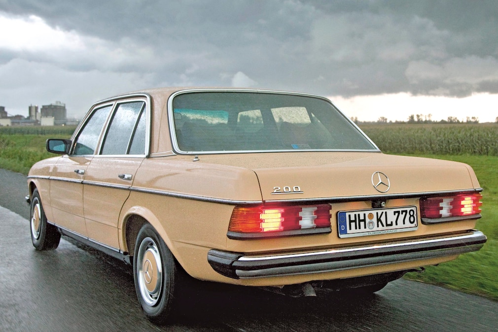Mercedes 200 (W 123) fahrend von schräg hinten