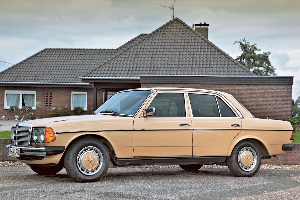 Mercedes 200 (W 123) stehend von der Seite