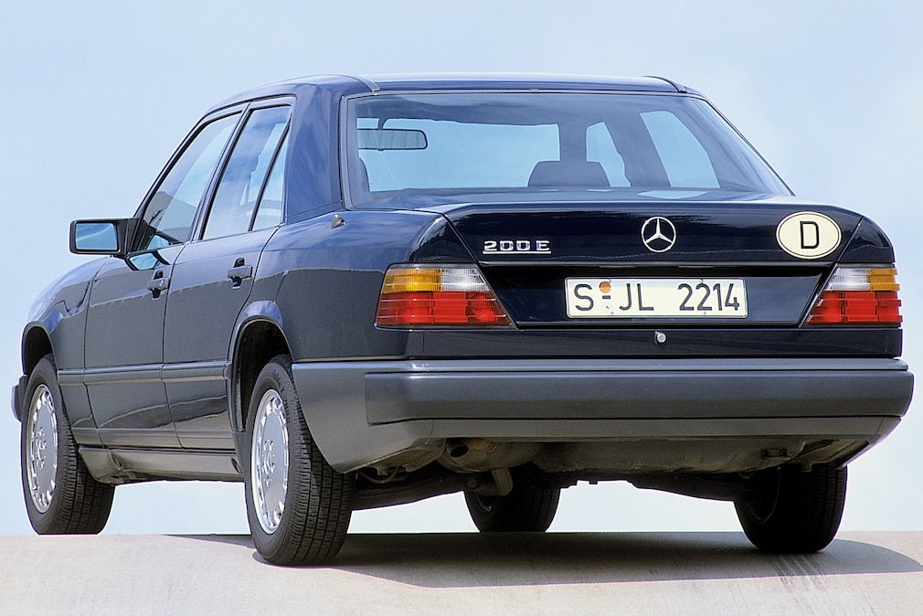 Mercedes 200 (W 124) stehend schräg von hinten