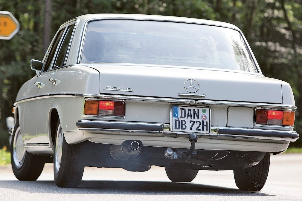 Mercedes 200 D /8 Strichacht W115 fahrend von hinten