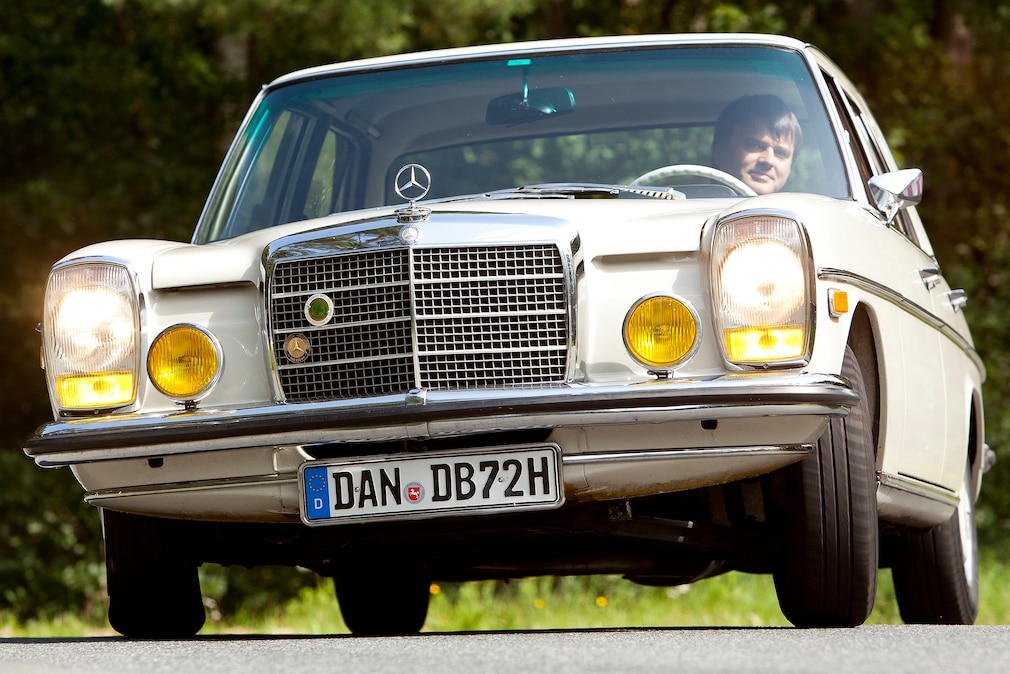 Mercedes 200 D /8 Strichacht W115 fahrend von vorn