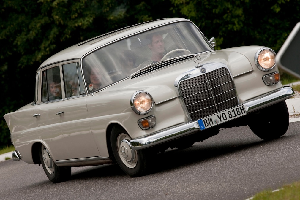 Mercedes 200 W 110 "Heckflosse" fahrend schräg von vorn