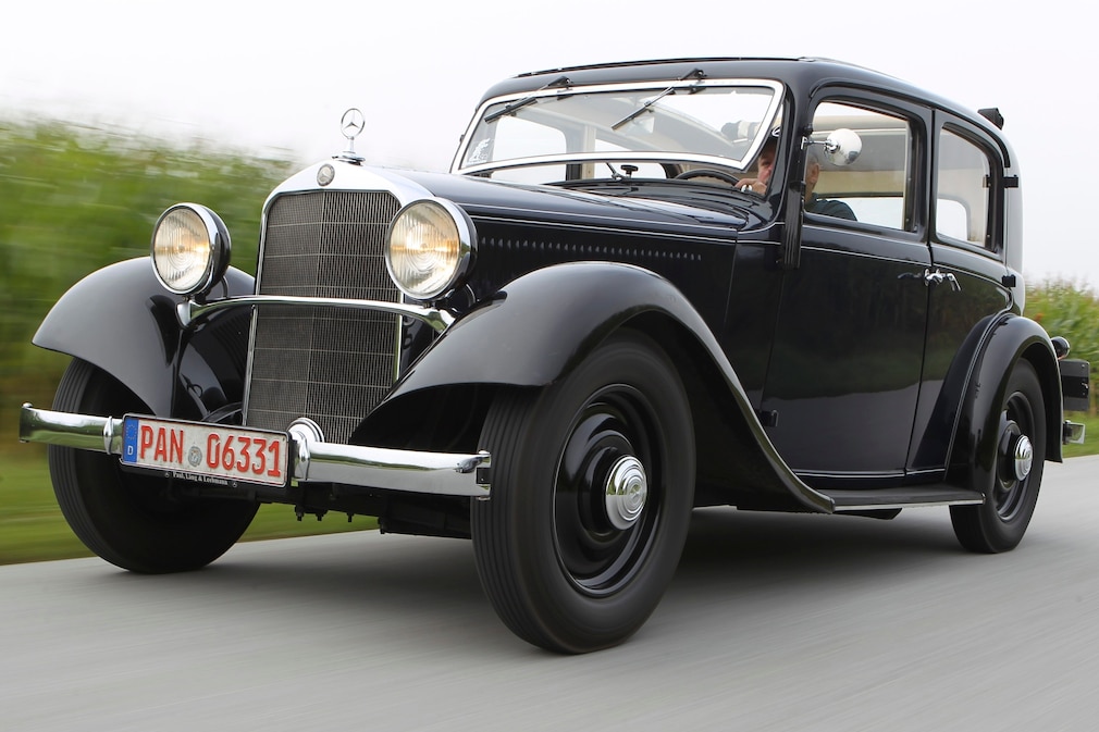 Mercedes 200 W 12 fahrend schräg von vorn unten