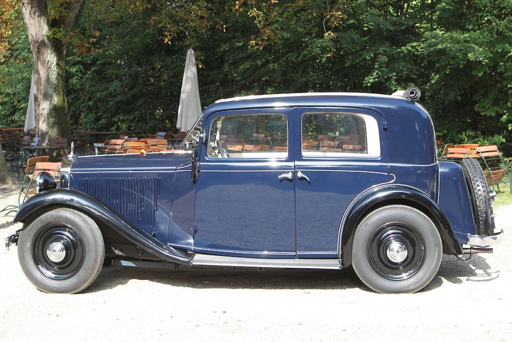 Mercedes 200 W 12 stehend von der Seite