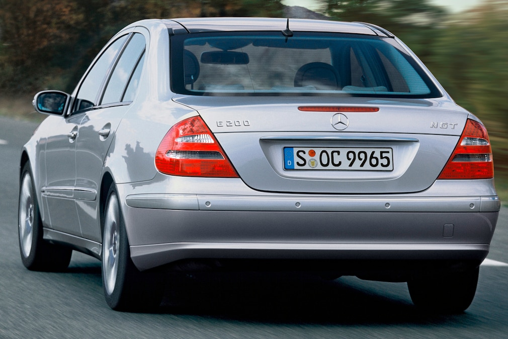 Mercedes E-Klasse E 200 NGT W 211 fahrend schräg von vorn
