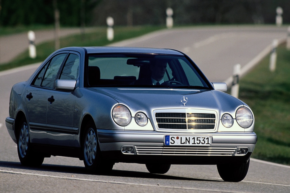 Mercedes E-Klasse W 210 fahrend schräg von vorn