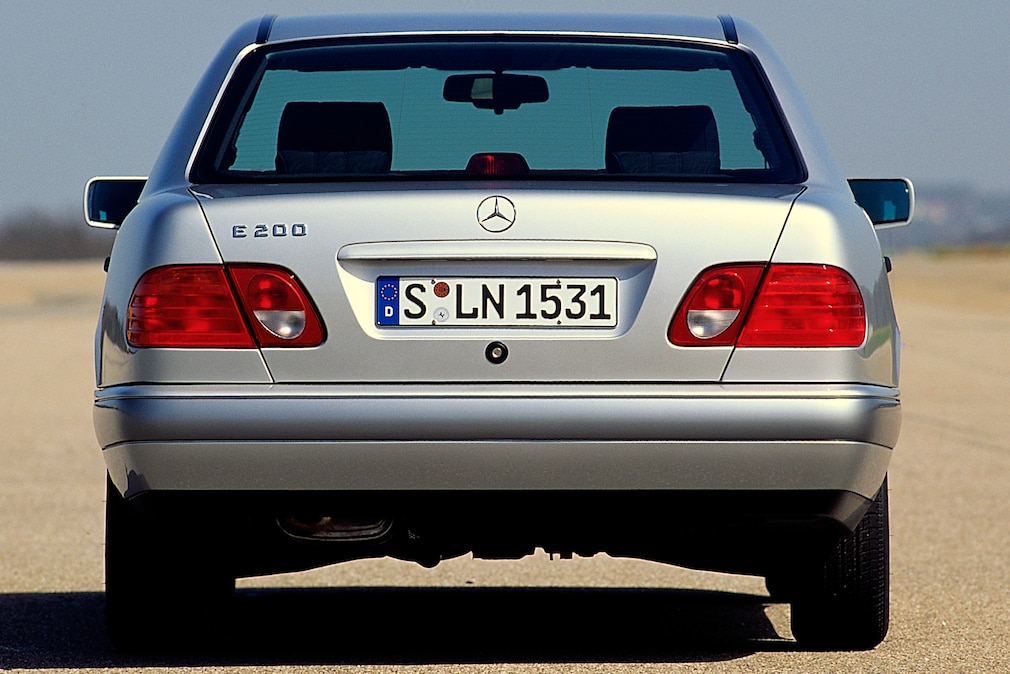 Mercedes E-Klasse W 210 stehend von hinten