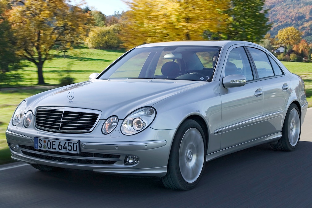 Mercedes E-Klasse W 211 fahrend schräg von vorn