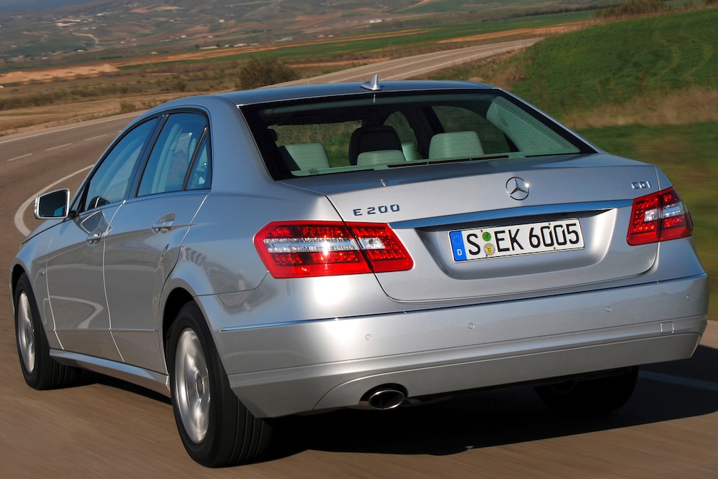 Mercedes E-Klasse W 212 fahrend schräg von hinten