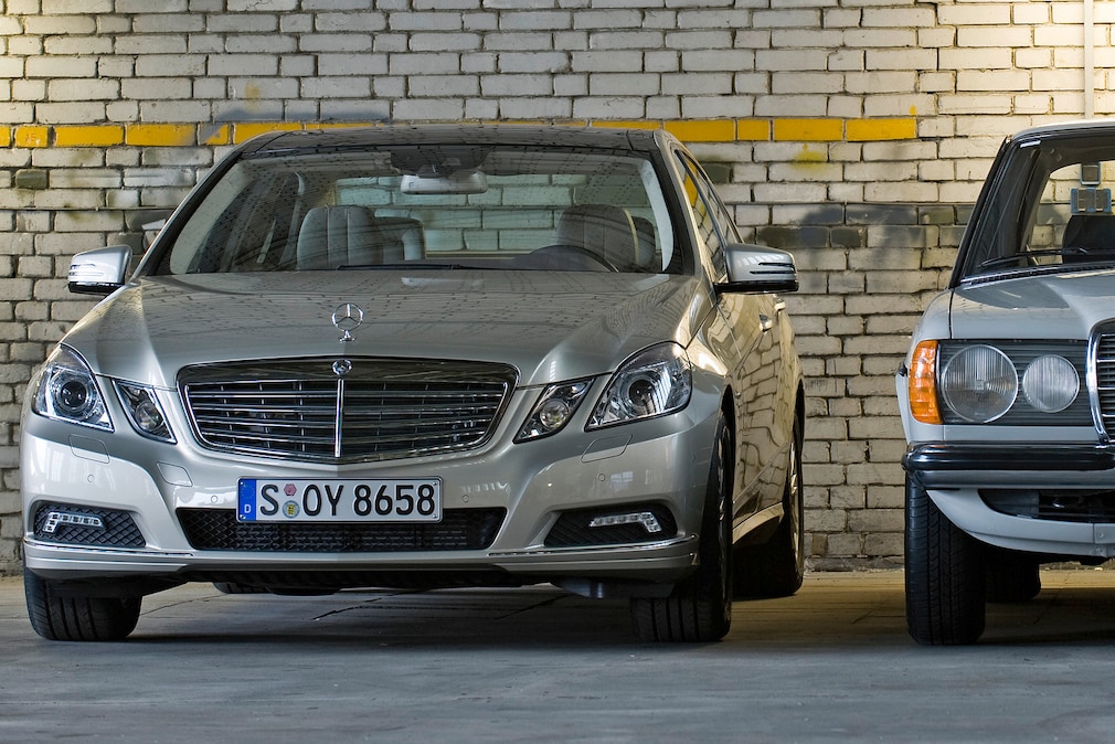 Mercedes E-Klasse W 212 stehend von vorn