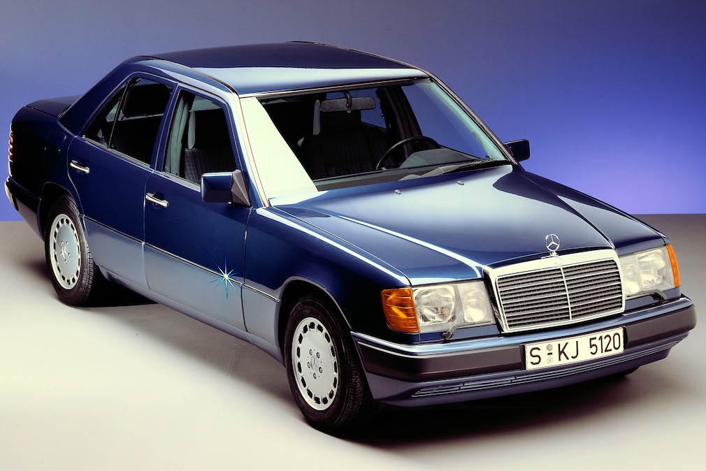 Mercedes W 124,stehen von schräg vorn oben
