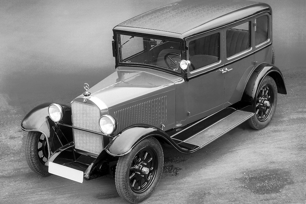 historisches Schwarzweißfoto: Mercedes 8/38 PS Typ Stuttgart 200 stehend schräg von vorn oben